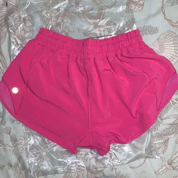 Lululemon Hotty Hot short 2.5” SONIC PINK NWT - Picture 6 of 6